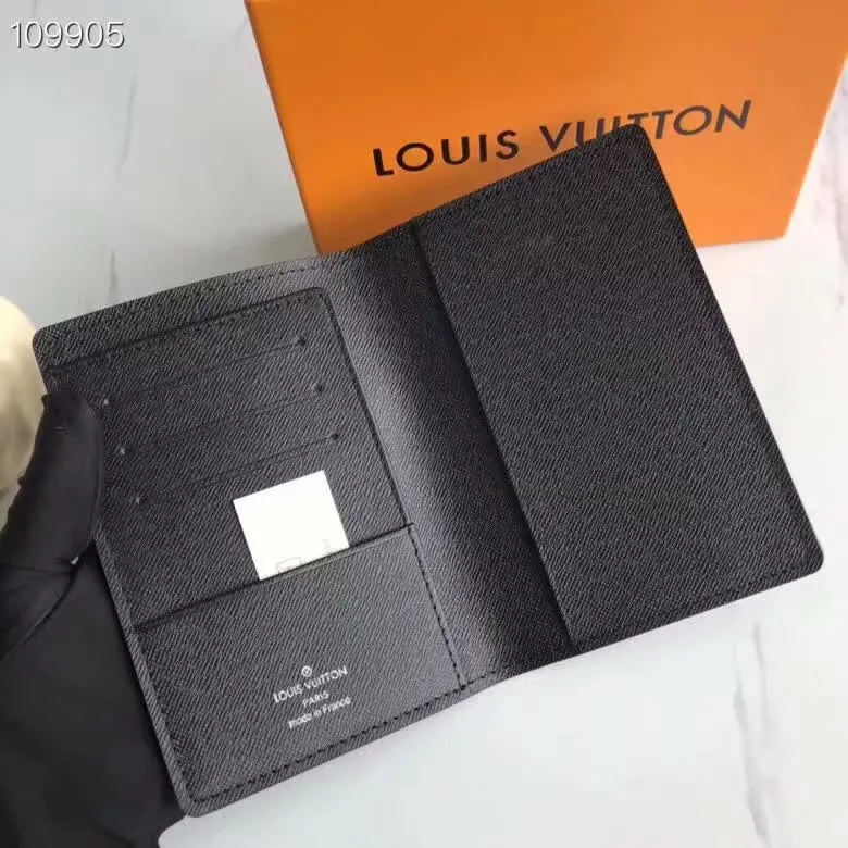 P100lv Wallet Coin Clip M60181 A must-have accessory for modern travelers, this coated canvas passport cover combines fashion and practicality. Equipped with four credit card slots and two convenient pockets for quick access to your passport. Dimensions: 10.0 x 14.0 x 2.5 cm ~