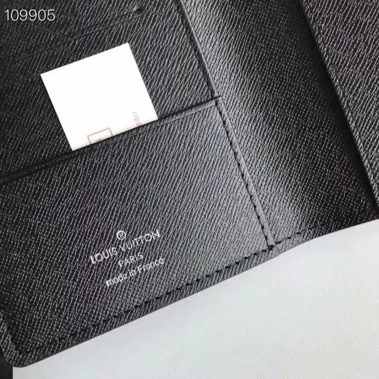 P100lv Wallet Coin Clip M60181 A must-have accessory for modern travelers, this coated canvas passport cover combines fashion and practicality. Equipped with four credit card slots and two convenient pockets for quick access to your passport. Dimensions: 10.0 x 14.0 x 2.5 cm ~