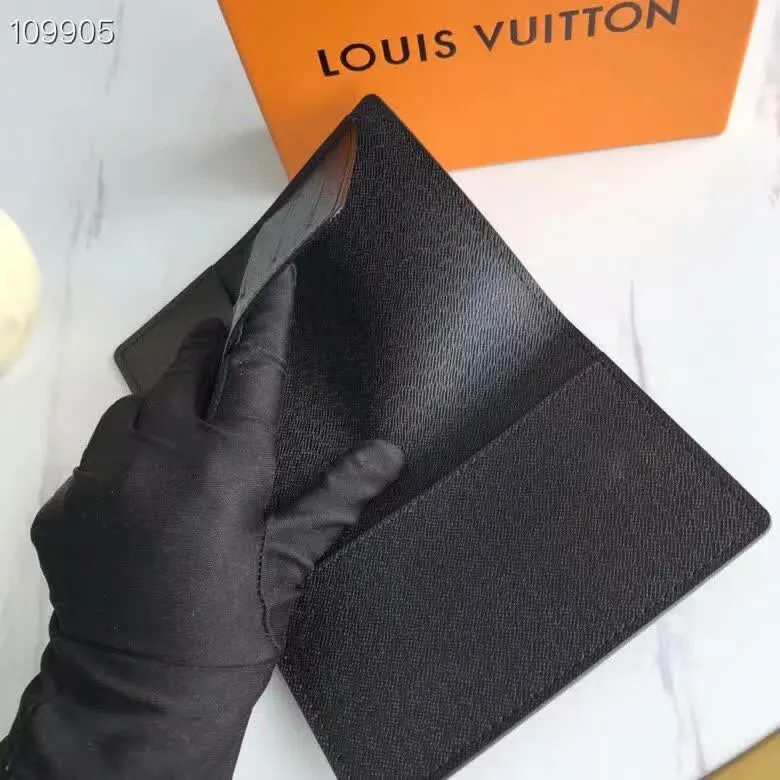 P100lv Wallet Coin Clip M60181 A must-have accessory for modern travelers, this coated canvas passport cover combines fashion and practicality. Equipped with four credit card slots and two convenient pockets for quick access to your passport. Dimensions: 10.0 x 14.0 x 2.5 cm ~