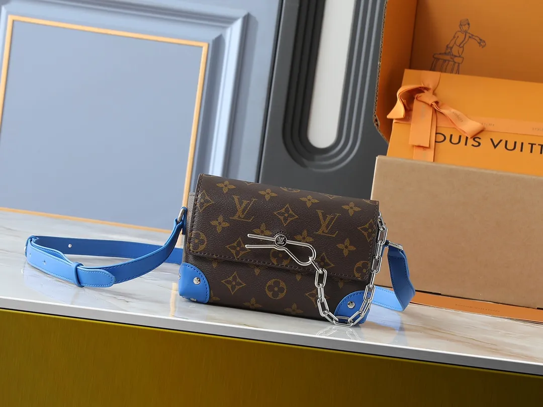 💰240💰Upgraded from the original M81746 M82917 M82916 M82918 M83613 M40674 This Steamer mini handbag is made of bright Taurillon leather and tells the inspiration of the brand's traditional Steamer hard case. A signature pin and chain add a classic touch, while an interior zip pocket and magnetic closure ensure secure storage. Dimensions: 18.0 x 11.0 x 6.5 cm (length x height x width)