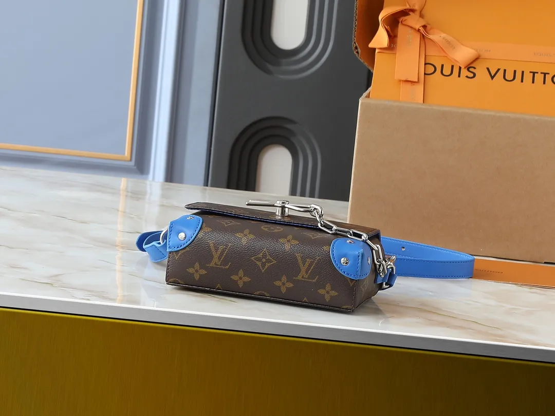 💰240💰Upgraded from the original M81746 M82917 M82916 M82918 M83613 M40674 This Steamer mini handbag is made of bright Taurillon leather and tells the inspiration of the brand's traditional Steamer hard case. A signature pin and chain add a classic touch, while an interior zip pocket and magnetic closure ensure secure storage. Dimensions: 18.0 x 11.0 x 6.5 cm (length x height x width)