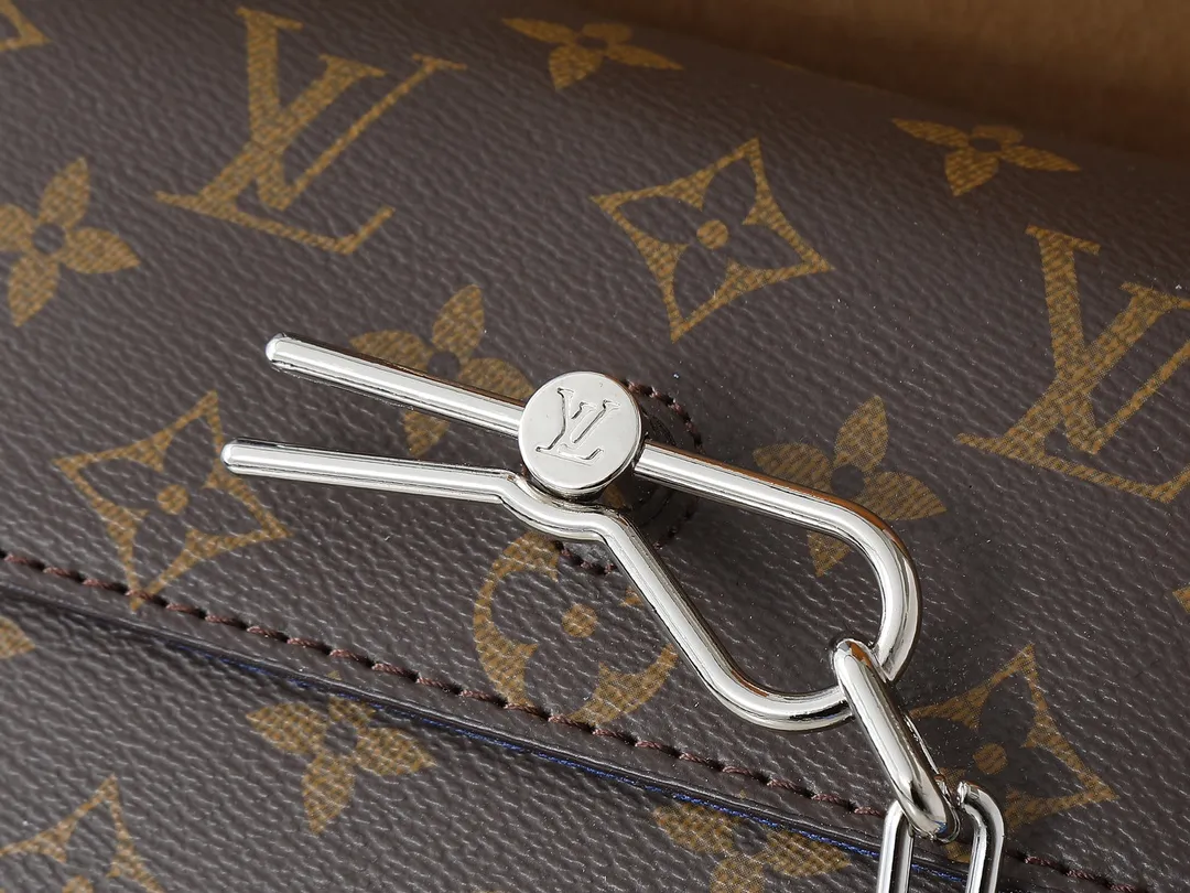 💰240💰Upgraded from the original M81746 M82917 M82916 M82918 M83613 M40674 This Steamer mini handbag is made of bright Taurillon leather and tells the inspiration of the brand's traditional Steamer hard case. A signature pin and chain add a classic touch, while an interior zip pocket and magnetic closure ensure secure storage. Dimensions: 18.0 x 11.0 x 6.5 cm (length x height x width)