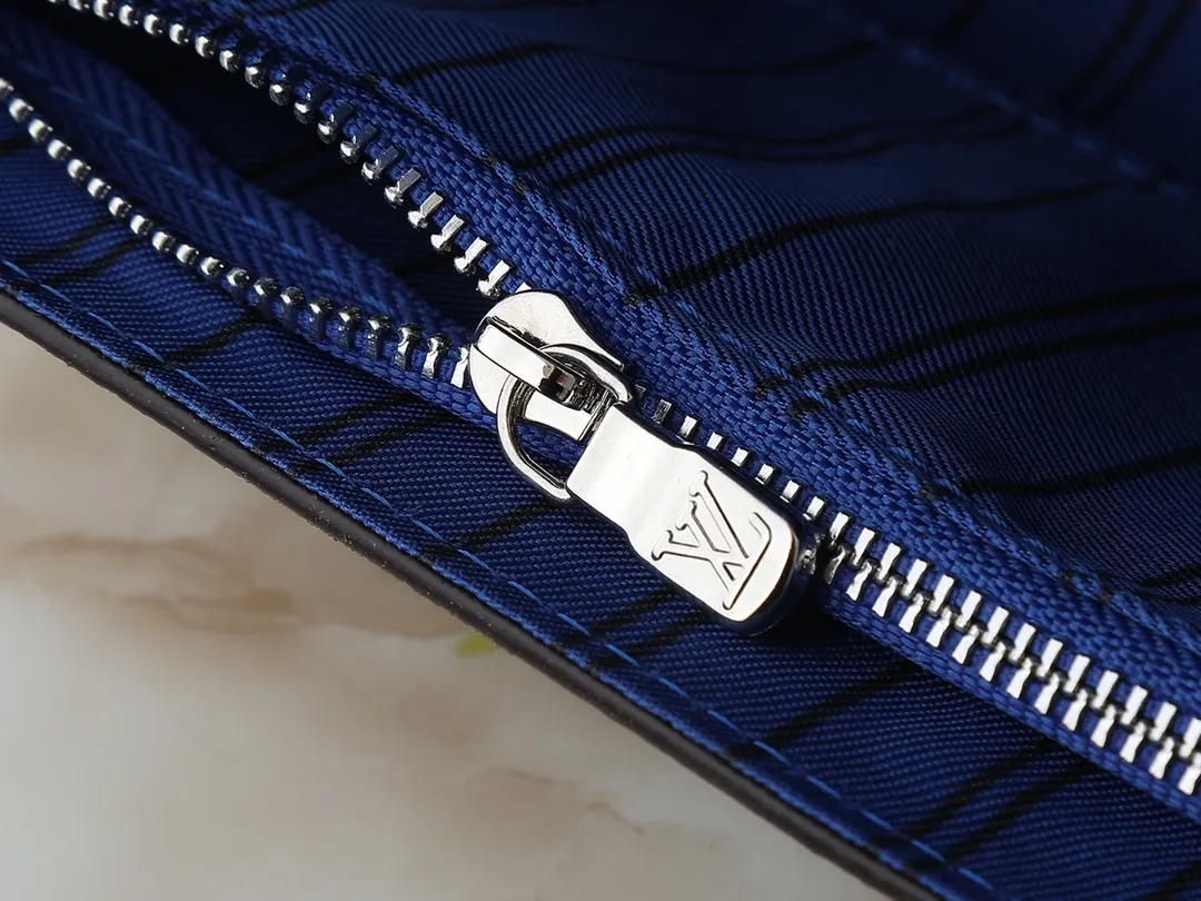 💰240💰Upgraded from the original M81746 M82917 M82916 M82918 M83613 M40674 This Steamer mini handbag is made of bright Taurillon leather and tells the inspiration of the brand's traditional Steamer hard case. A signature pin and chain add a classic touch, while an interior zip pocket and magnetic closure ensure secure storage. Dimensions: 18.0 x 11.0 x 6.5 cm (length x height x width)