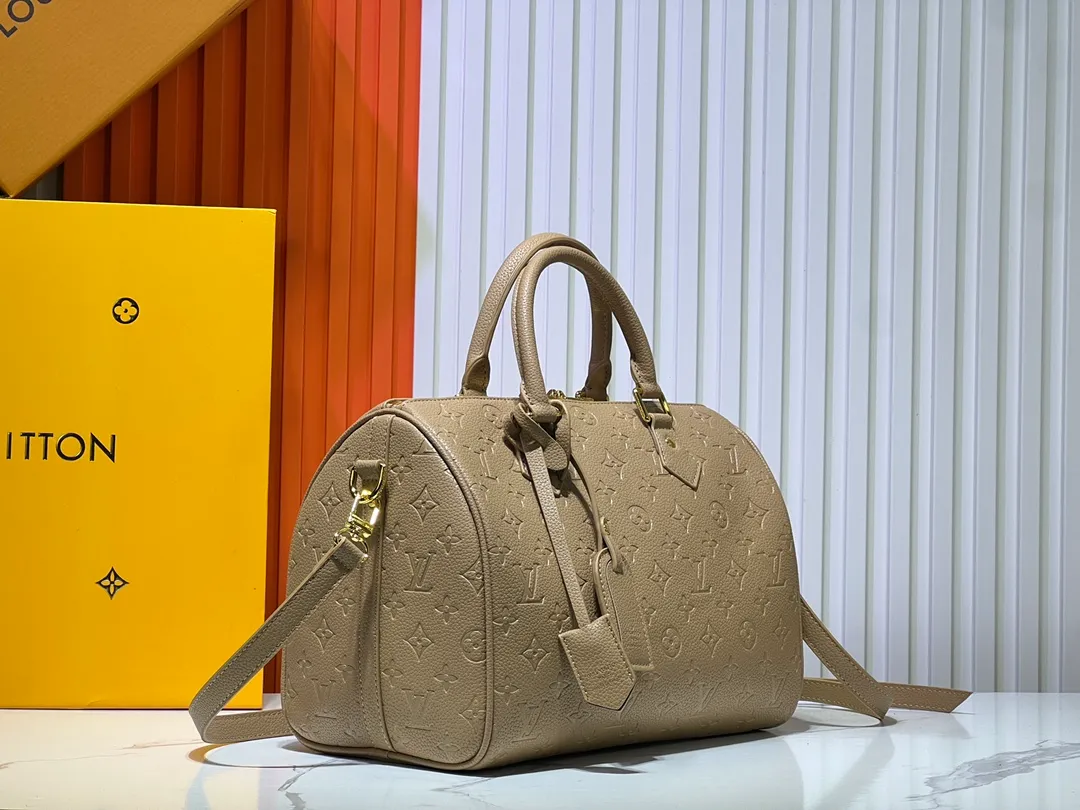 Batch 280💰Upgraded from the original M47186 M11323 M40391 This Speedy Soft 30 handbag renews the classic design of the Speedy handbag, using Monogram Empreinte leather and suede cowhide lining to create a light and soft structure. Whether carried by hand, cross-body or shoulder, you can create a trendy look. Dimensions: 30x21x17 cm