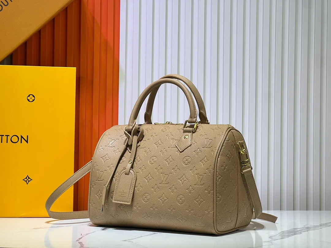 Batch 280💰Upgraded from the original M47186 M11323 M40391 This Speedy Soft 30 handbag renews the classic design of the Speedy handbag, using Monogram Empreinte leather and suede cowhide lining to create a light and soft structure. Whether carried by hand, cross-body or shoulder, you can create a trendy look. Dimensions: 30x21x17 cm