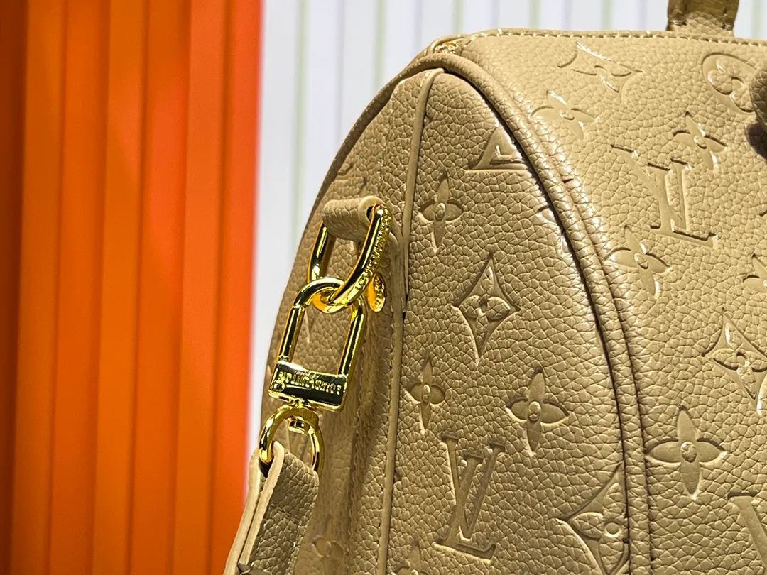 Batch 280💰Upgraded from the original M47186 M11323 M40391 This Speedy Soft 30 handbag renews the classic design of the Speedy handbag, using Monogram Empreinte leather and suede cowhide lining to create a light and soft structure. Whether carried by hand, cross-body or shoulder, you can create a trendy look. Dimensions: 30x21x17 cm