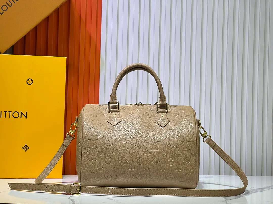 Batch 280💰Upgraded from the original M47186 M11323 M40391 This Speedy Soft 30 handbag renews the classic design of the Speedy handbag, using Monogram Empreinte leather and suede cowhide lining to create a light and soft structure. Whether carried by hand, cross-body or shoulder, you can create a trendy look. Dimensions: 30x21x17 cm