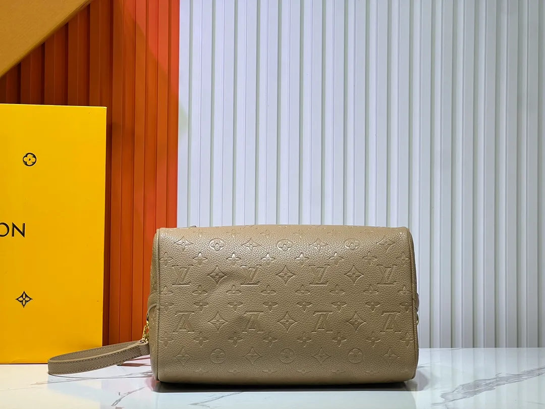 Batch 280💰Upgraded from the original M47186 M11323 M40391 This Speedy Soft 30 handbag renews the classic design of the Speedy handbag, using Monogram Empreinte leather and suede cowhide lining to create a light and soft structure. Whether carried by hand, cross-body or shoulder, you can create a trendy look. Dimensions: 30x21x17 cm
