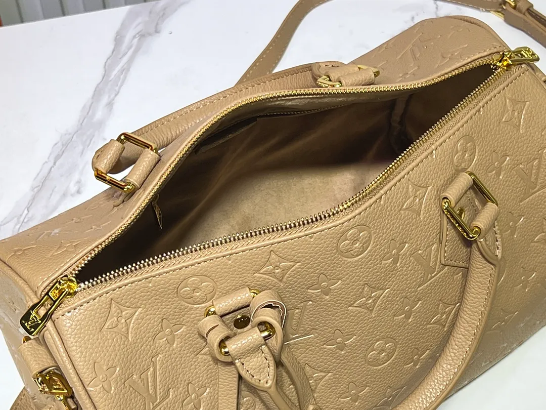 Batch 280💰Upgraded from the original M47186 M11323 M40391 This Speedy Soft 30 handbag renews the classic design of the Speedy handbag, using Monogram Empreinte leather and suede cowhide lining to create a light and soft structure. Whether carried by hand, cross-body or shoulder, you can create a trendy look. Dimensions: 30x21x17 cm