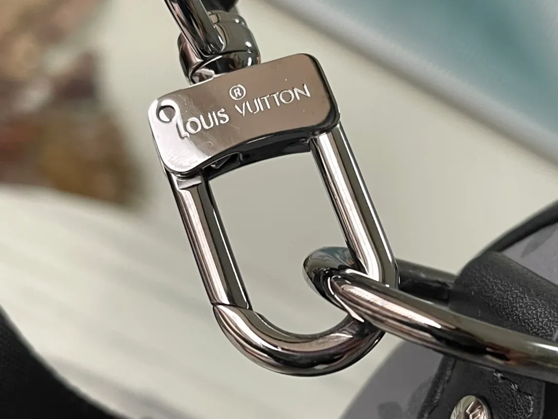 💰820 Top original order M46271 supports counter inspection. The photo taken of duty-free goods is consistent with the product and has not been unpacked. This product is an exclusive duty-free product in the market and is the highest-end product. Inspection is supported. This product has passed strict inspection and is flawless. Please wear gloves when touching the product. This product is not returnable or exchangeable. Please confirm the product first and then remove the label on the handle. This product is temporarily not open to the public, only regular customers, and is in short supply. Dimensions: 25 x 15 x 11 cm