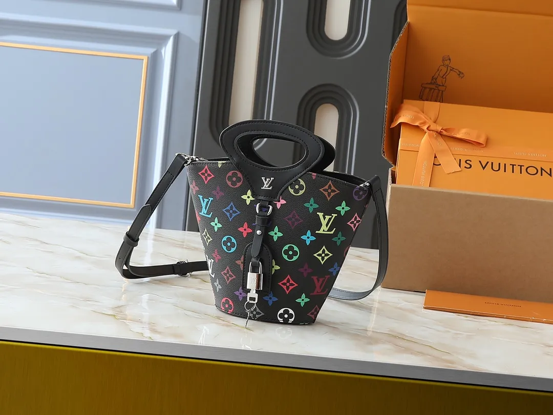 💰240💰Upgraded from the original M14680. Nicolas Ghesquière presented the Rivage BB handbag at the 2025 spring and summer show. It is cut out of Monogram canvas in a bucket shape and reinterprets the Noctambule handbag launched by Louis Vuitton in 1999. The trunk-style handles, LV-engraved padlock and leather luggage tag add classic elements, and the shoulder strap makes it easy to carry cross-body. Dimensions: 12.0 x 18.0 x 7.0 cm (length x height x width)