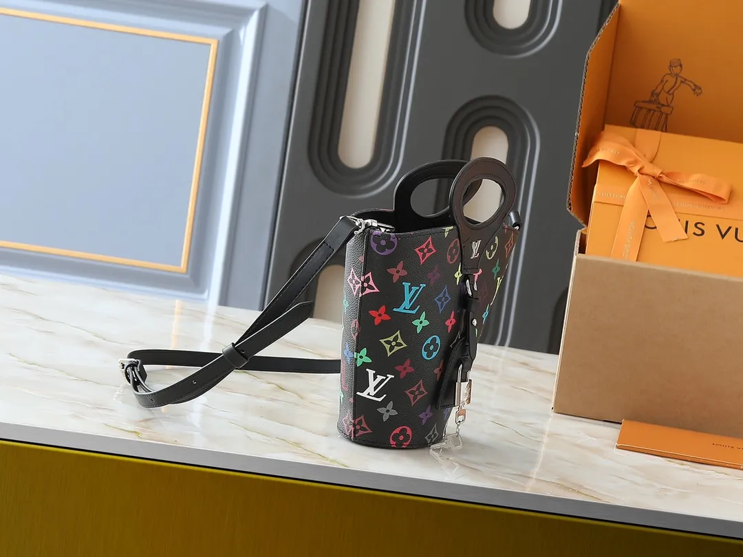 💰240💰Upgraded from the original M14680. Nicolas Ghesquière presented the Rivage BB handbag at the 2025 spring and summer show. It is cut out of Monogram canvas in a bucket shape and reinterprets the Noctambule handbag launched by Louis Vuitton in 1999. The trunk-style handles, LV-engraved padlock and leather luggage tag add classic elements, and the shoulder strap makes it easy to carry cross-body. Dimensions: 12.0 x 18.0 x 7.0 cm (length x height x width)