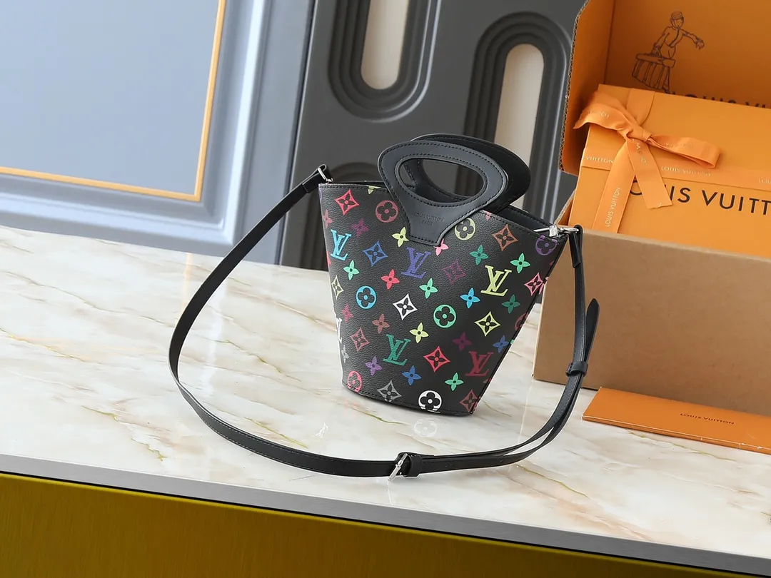 💰240💰Upgraded from the original M14680. Nicolas Ghesquière presented the Rivage BB handbag at the 2025 spring and summer show. It is cut out of Monogram canvas in a bucket shape and reinterprets the Noctambule handbag launched by Louis Vuitton in 1999. The trunk-style handles, LV-engraved padlock and leather luggage tag add classic elements, and the shoulder strap makes it easy to carry cross-body. Dimensions: 12.0 x 18.0 x 7.0 cm (length x height x width)