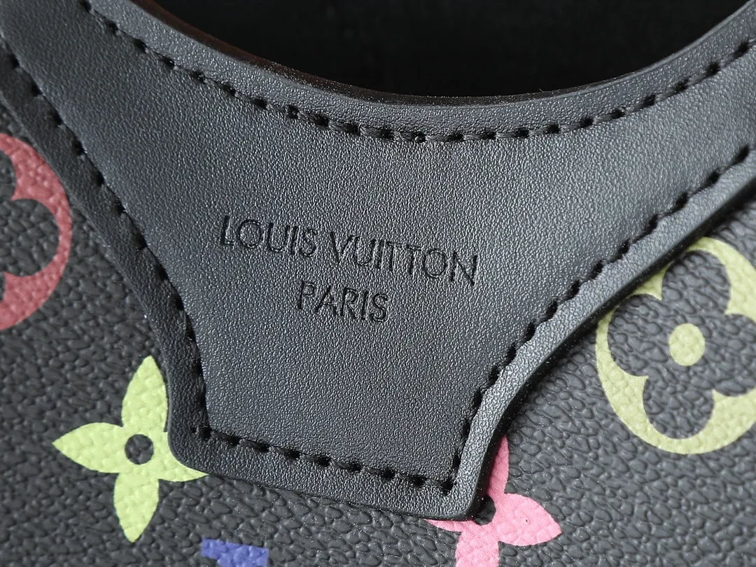 💰240💰Upgraded from the original M14680. Nicolas Ghesquière presented the Rivage BB handbag at the 2025 spring and summer show. It is cut out of Monogram canvas in a bucket shape and reinterprets the Noctambule handbag launched by Louis Vuitton in 1999. The trunk-style handles, LV-engraved padlock and leather luggage tag add classic elements, and the shoulder strap makes it easy to carry cross-body. Dimensions: 12.0 x 18.0 x 7.0 cm (length x height x width)