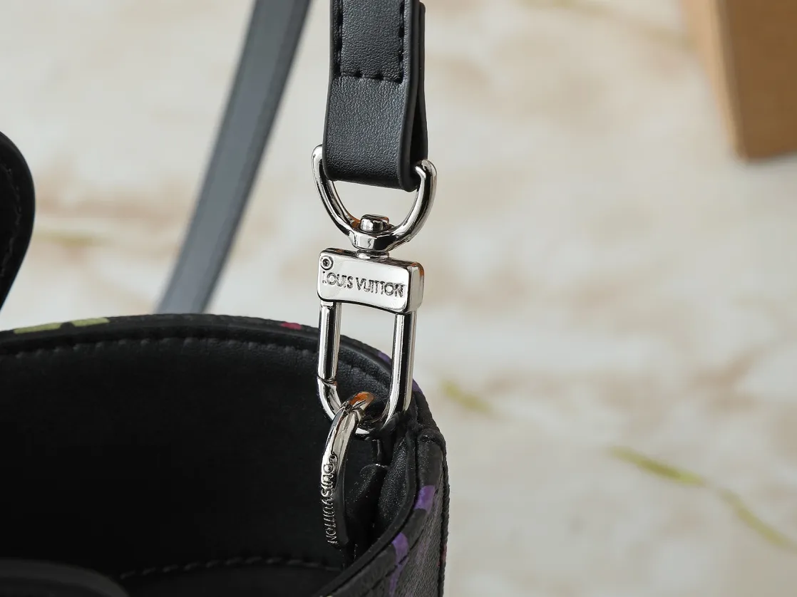 💰240💰Upgraded from the original M14680. Nicolas Ghesquière presented the Rivage BB handbag at the 2025 spring and summer show. It is cut out of Monogram canvas in a bucket shape and reinterprets the Noctambule handbag launched by Louis Vuitton in 1999. The trunk-style handles, LV-engraved padlock and leather luggage tag add classic elements, and the shoulder strap makes it easy to carry cross-body. Dimensions: 12.0 x 18.0 x 7.0 cm (length x height x width)