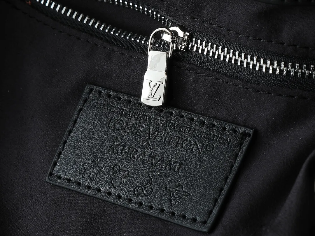 💰240💰Upgraded from the original M14680. Nicolas Ghesquière presented the Rivage BB handbag at the 2025 spring and summer show. It is cut out of Monogram canvas in a bucket shape and reinterprets the Noctambule handbag launched by Louis Vuitton in 1999. The trunk-style handles, LV-engraved padlock and leather luggage tag add classic elements, and the shoulder strap makes it easy to carry cross-body. Dimensions: 12.0 x 18.0 x 7.0 cm (length x height x width)