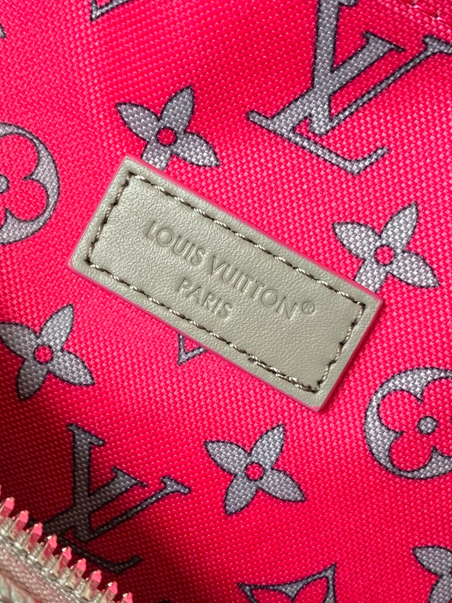 💰1080 Top Original Order M15023 Gray Travel Bag Pillow Bag Keepall Bandoulière 35 Handbag This Keepall Bandoulière 35 handbag comes from the brand's cooperation series with Tyler, and is made of Damier Golf coated canvas with cow leather trim. Louis Vuitton floral embellishments accentuate the details, and the Marque L.Vuitton déposée logo is integrated into one of the Damier checks. 34 x 21 x 16 cm (length x height x width)
