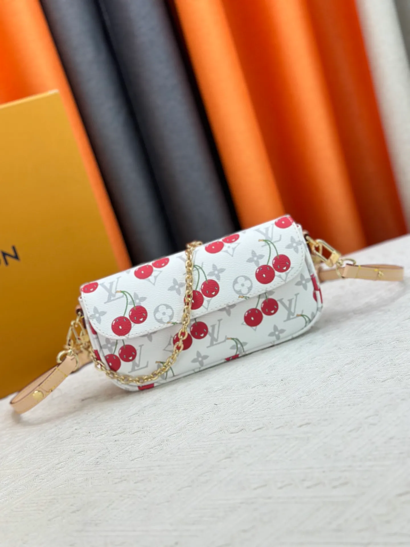 P220 Upgraded Version [Official Latest Matching Color] Cherry Chain Bag Armpit Bag Exclusive Sticker LV M14239 M14231 M11299 Beige M12778 Gray Flower M81992 M82110 Presbyopia M81911 Wallet on Chain Ivy handbag is embossed with large Monogram pattern on the surface of Monogram Empreinte grain leather, adding a trendy choice for daily travel and evening occasions. Cleverly using a short chain and a detachable and adjustable leather shoulder strap, it can be worn handheld, on the shoulder, or as a crossbody. Detailed features 23.5 x 12 x 4.3 cm (length x height x width)
