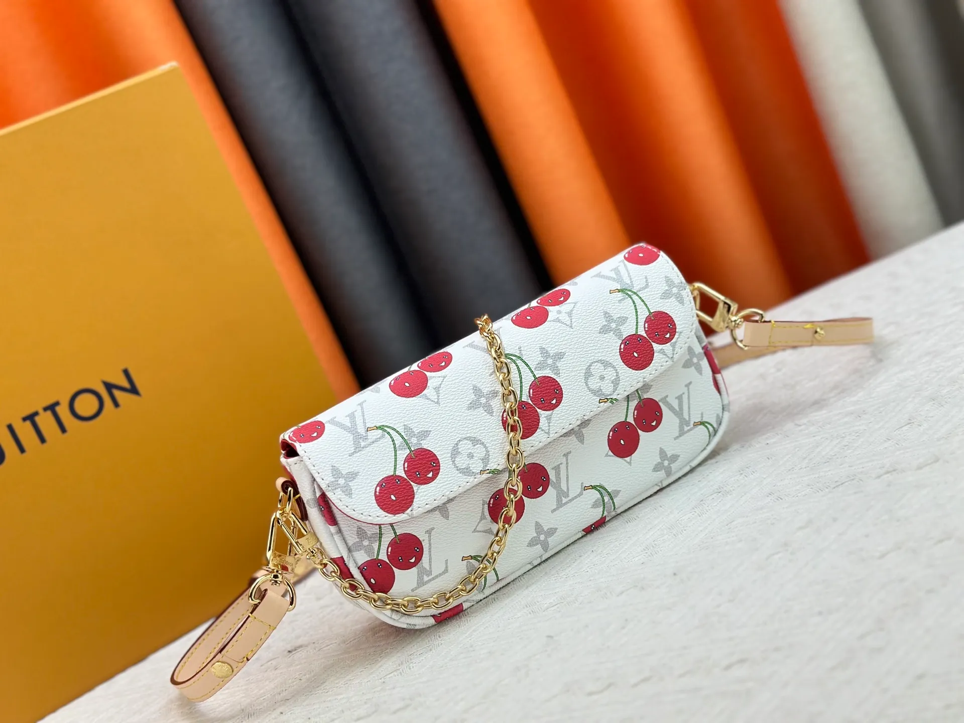 P220 Upgraded Version [Official Latest Matching Color] Cherry Chain Bag Armpit Bag Exclusive Sticker LV M14239 M14231 M11299 Beige M12778 Gray Flower M81992 M82110 Presbyopia M81911 Wallet on Chain Ivy handbag is embossed with large Monogram pattern on the surface of Monogram Empreinte grain leather, adding a trendy choice for daily travel and evening occasions. Cleverly using a short chain and a detachable and adjustable leather shoulder strap, it can be worn handheld, on the shoulder, or as a crossbody. Detailed features 23.5 x 12 x 4.3 cm (length x height x width)