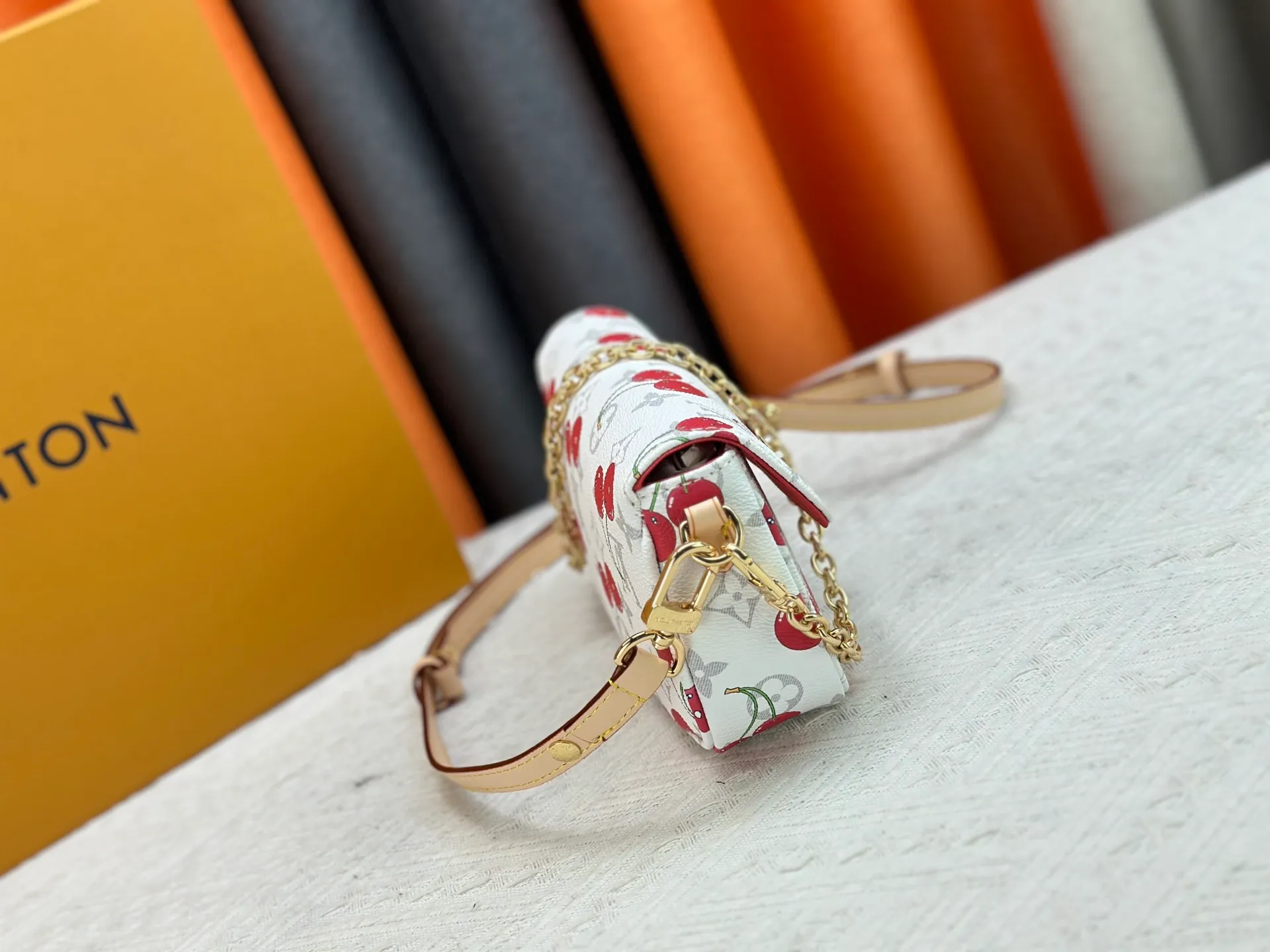 P220 Upgraded Version [Official Latest Matching Color] Cherry Chain Bag Armpit Bag Exclusive Sticker LV M14239 M14231 M11299 Beige M12778 Gray Flower M81992 M82110 Presbyopia M81911 Wallet on Chain Ivy handbag is embossed with large Monogram pattern on the surface of Monogram Empreinte grain leather, adding a trendy choice for daily travel and evening occasions. Cleverly using a short chain and a detachable and adjustable leather shoulder strap, it can be worn handheld, on the shoulder, or as a crossbody. Detailed features 23.5 x 12 x 4.3 cm (length x height x width)