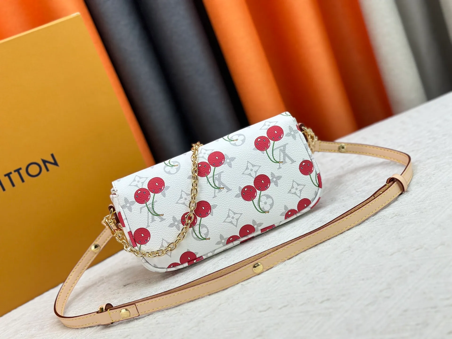 P220 Upgraded Version [Official Latest Matching Color] Cherry Chain Bag Armpit Bag Exclusive Sticker LV M14239 M14231 M11299 Beige M12778 Gray Flower M81992 M82110 Presbyopia M81911 Wallet on Chain Ivy handbag is embossed with large Monogram pattern on the surface of Monogram Empreinte grain leather, adding a trendy choice for daily travel and evening occasions. Cleverly using a short chain and a detachable and adjustable leather shoulder strap, it can be worn handheld, on the shoulder, or as a crossbody. Detailed features 23.5 x 12 x 4.3 cm (length x height x width)