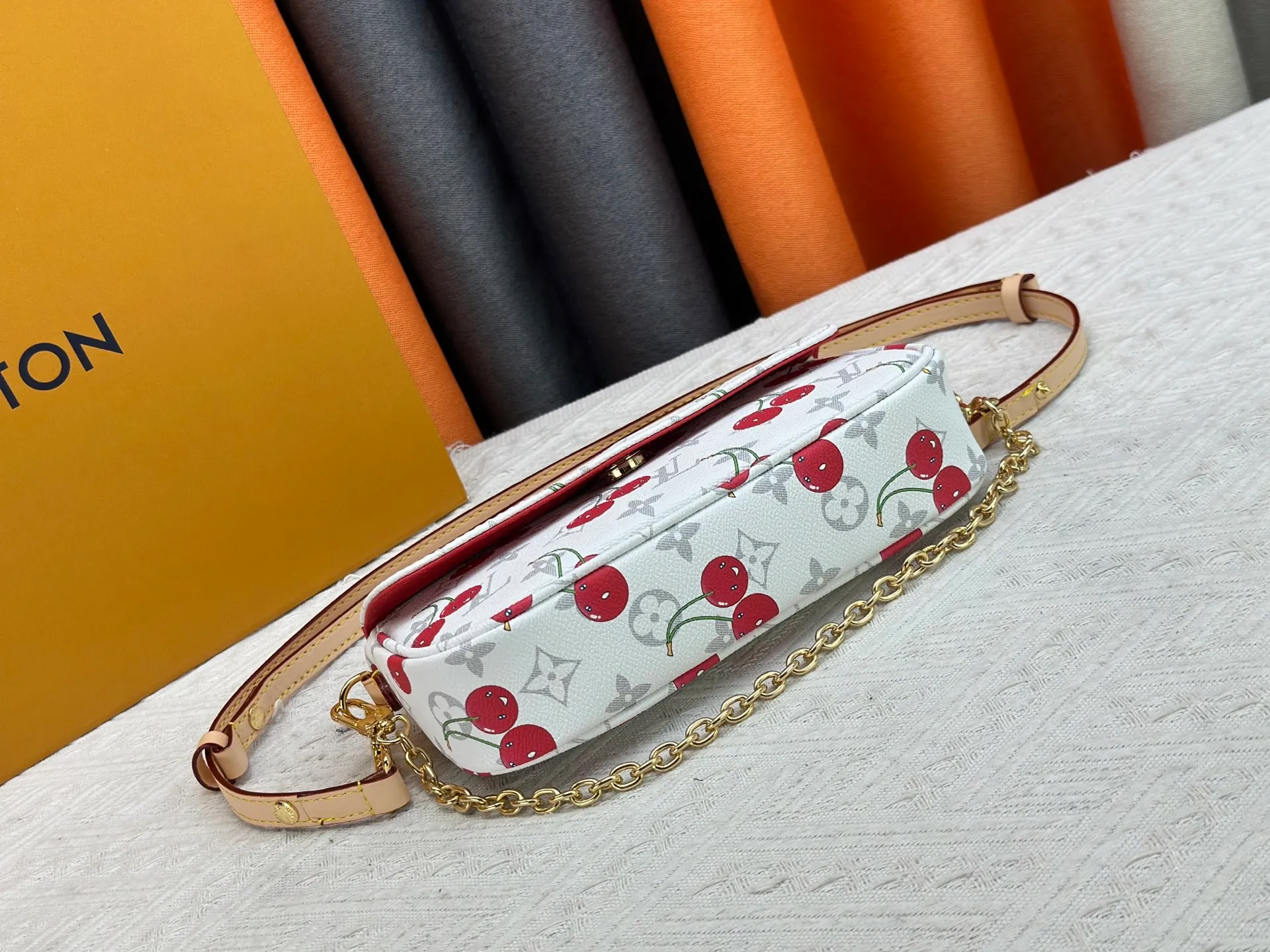 P220 Upgraded Version [Official Latest Matching Color] Cherry Chain Bag Armpit Bag Exclusive Sticker LV M14239 M14231 M11299 Beige M12778 Gray Flower M81992 M82110 Presbyopia M81911 Wallet on Chain Ivy handbag is embossed with large Monogram pattern on the surface of Monogram Empreinte grain leather, adding a trendy choice for daily travel and evening occasions. Cleverly using a short chain and a detachable and adjustable leather shoulder strap, it can be worn handheld, on the shoulder, or as a crossbody. Detailed features 23.5 x 12 x 4.3 cm (length x height x width)