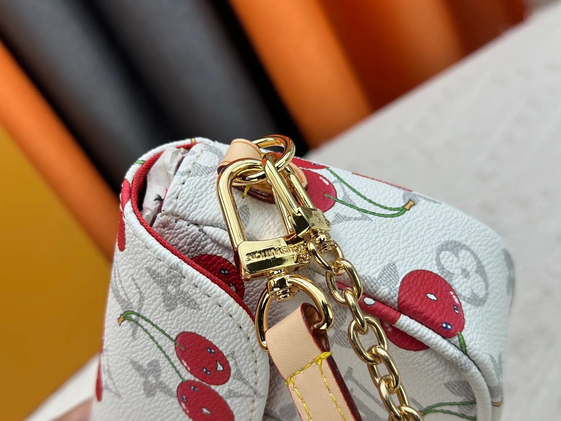 P220 Upgraded Version [Official Latest Matching Color] Cherry Chain Bag Armpit Bag Exclusive Sticker LV M14239 M14231 M11299 Beige M12778 Gray Flower M81992 M82110 Presbyopia M81911 Wallet on Chain Ivy handbag is embossed with large Monogram pattern on the surface of Monogram Empreinte grain leather, adding a trendy choice for daily travel and evening occasions. Cleverly using a short chain and a detachable and adjustable leather shoulder strap, it can be worn handheld, on the shoulder, or as a crossbody. Detailed features 23.5 x 12 x 4.3 cm (length x height x width)