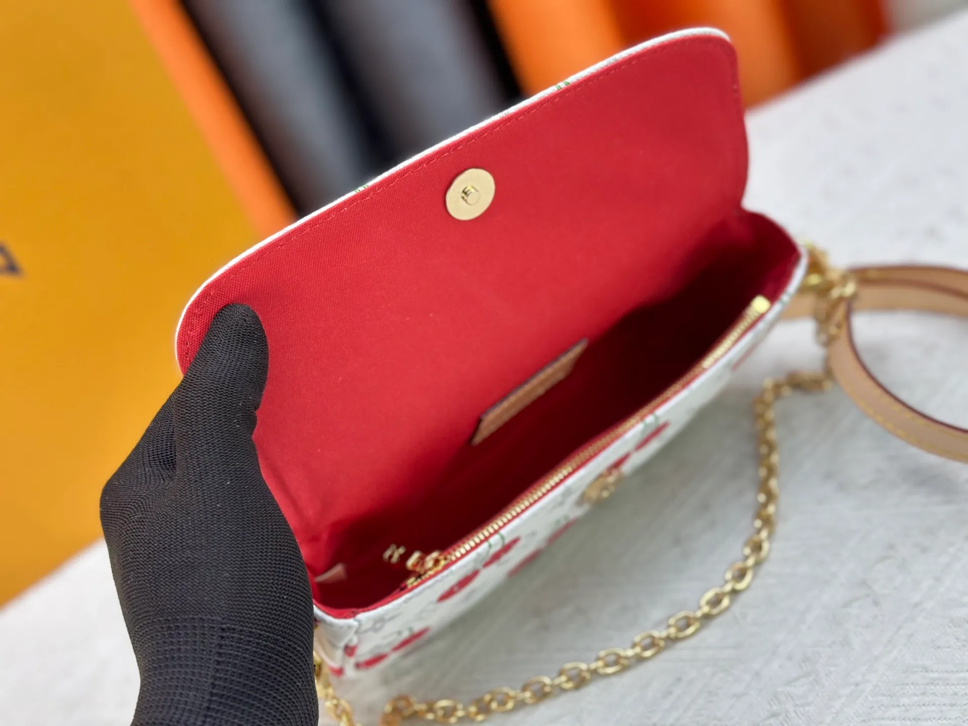 P220 Upgraded Version [Official Latest Matching Color] Cherry Chain Bag Armpit Bag Exclusive Sticker LV M14239 M14231 M11299 Beige M12778 Gray Flower M81992 M82110 Presbyopia M81911 Wallet on Chain Ivy handbag is embossed with large Monogram pattern on the surface of Monogram Empreinte grain leather, adding a trendy choice for daily travel and evening occasions. Cleverly using a short chain and a detachable and adjustable leather shoulder strap, it can be worn handheld, on the shoulder, or as a crossbody. Detailed features 23.5 x 12 x 4.3 cm (length x height x width)