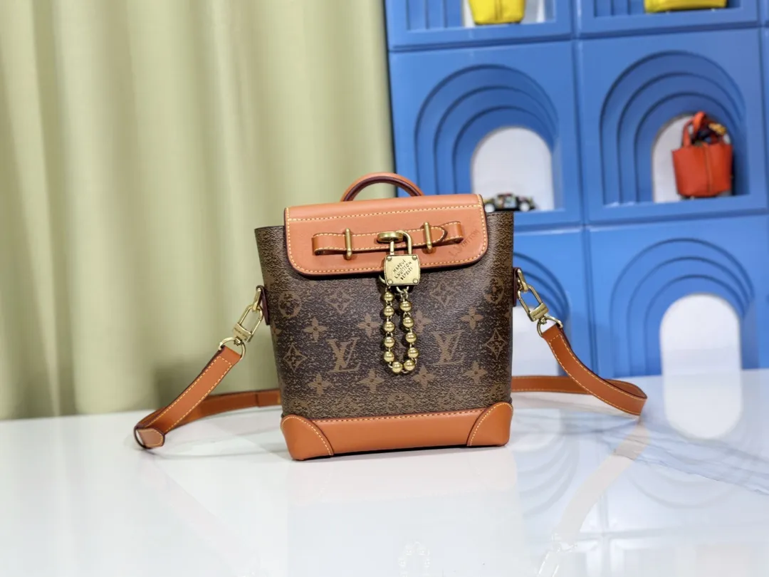 P260💰Upgraded from the original M11630 M11607 M11533 This Steamer 15 handbag makes the wallet size present the trendy configuration of the Steamer handbag, and then continues the traditional elements with the top handle, reinforced corners and base, showing Pharrell Williams' smart ingenuity. A non-functional padlock expresses the Louis Vuitton Marque Déposée logo, replacing the series' usual chain and pin closures. Dimensions: 16.5 x 20 x 8.5 cm (length x height x width)