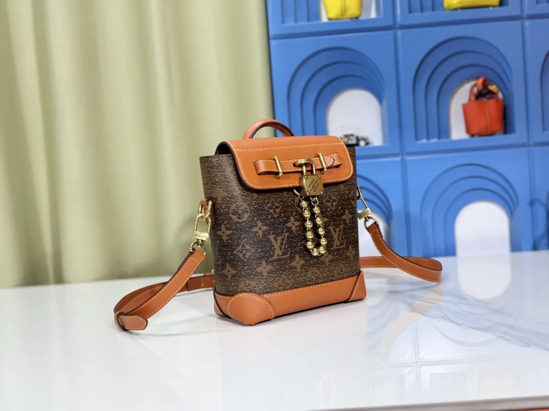 P260💰Upgraded from the original M11630 M11607 M11533 This Steamer 15 handbag makes the wallet size present the trendy configuration of the Steamer handbag, and then continues the traditional elements with the top handle, reinforced corners and base, showing Pharrell Williams' smart ingenuity. A non-functional padlock expresses the Louis Vuitton Marque Déposée logo, replacing the series' usual chain and pin closures. Dimensions: 16.5 x 20 x 8.5 cm (length x height x width)