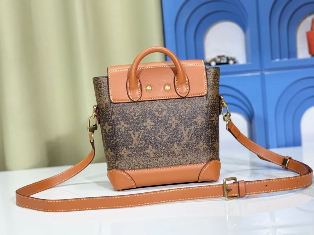 P260💰Upgraded from the original M11630 M11607 M11533 This Steamer 15 handbag makes the wallet size present the trendy configuration of the Steamer handbag, and then continues the traditional elements with the top handle, reinforced corners and base, showing Pharrell Williams' smart ingenuity. A non-functional padlock expresses the Louis Vuitton Marque Déposée logo, replacing the series' usual chain and pin closures. Dimensions: 16.5 x 20 x 8.5 cm (length x height x width)