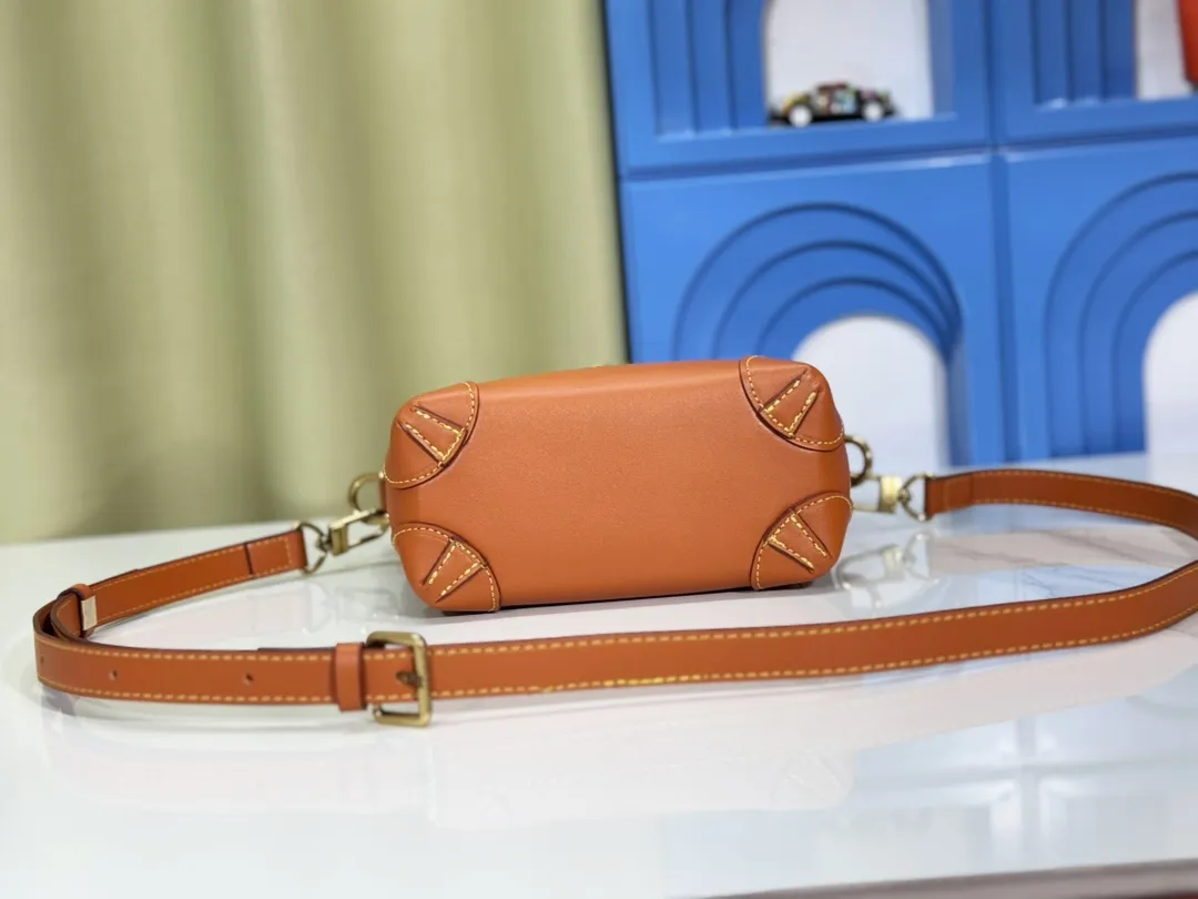 P260💰Upgraded from the original M11630 M11607 M11533 This Steamer 15 handbag makes the wallet size present the trendy configuration of the Steamer handbag, and then continues the traditional elements with the top handle, reinforced corners and base, showing Pharrell Williams' smart ingenuity. A non-functional padlock expresses the Louis Vuitton Marque Déposée logo, replacing the series' usual chain and pin closures. Dimensions: 16.5 x 20 x 8.5 cm (length x height x width)