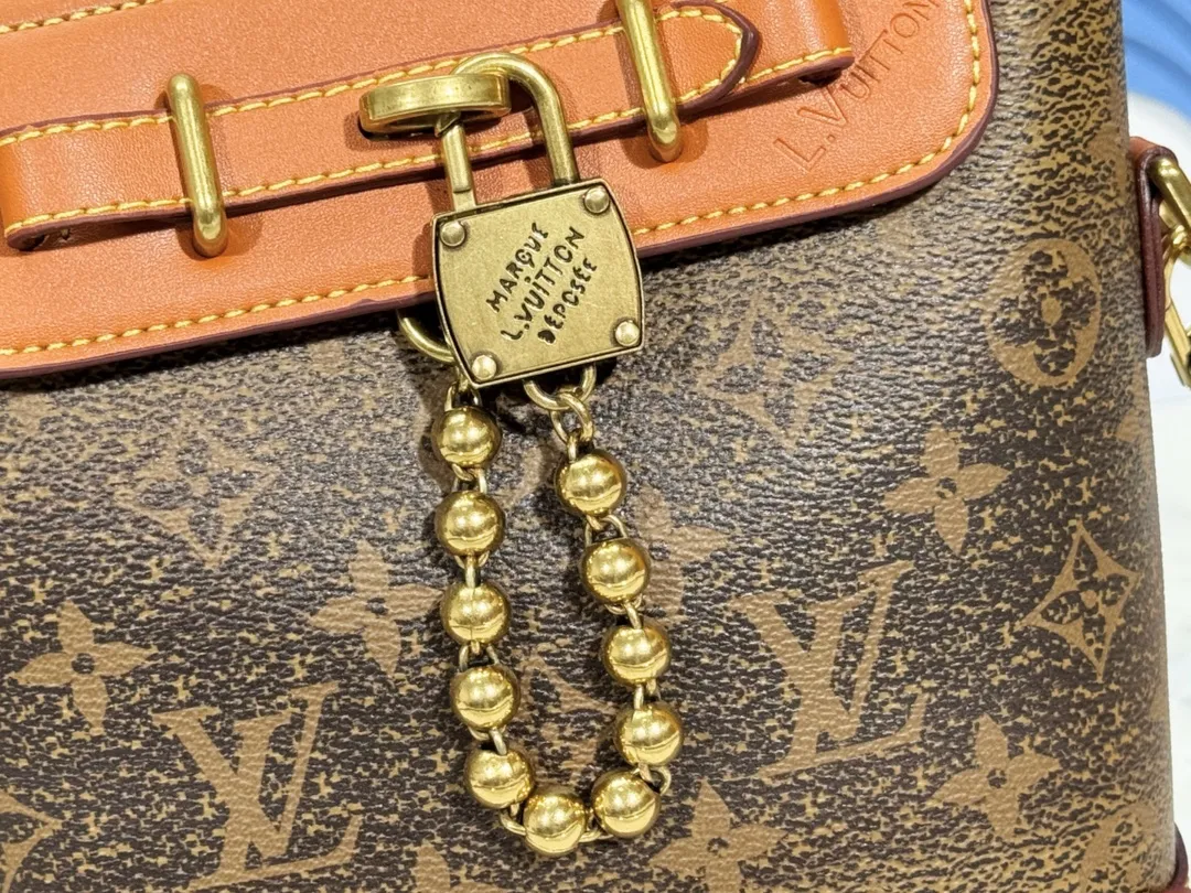 P260💰Upgraded from the original M11630 M11607 M11533 This Steamer 15 handbag makes the wallet size present the trendy configuration of the Steamer handbag, and then continues the traditional elements with the top handle, reinforced corners and base, showing Pharrell Williams' smart ingenuity. A non-functional padlock expresses the Louis Vuitton Marque Déposée logo, replacing the series' usual chain and pin closures. Dimensions: 16.5 x 20 x 8.5 cm (length x height x width)