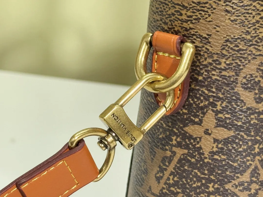 P260💰Upgraded from the original M11630 M11607 M11533 This Steamer 15 handbag makes the wallet size present the trendy configuration of the Steamer handbag, and then continues the traditional elements with the top handle, reinforced corners and base, showing Pharrell Williams' smart ingenuity. A non-functional padlock expresses the Louis Vuitton Marque Déposée logo, replacing the series' usual chain and pin closures. Dimensions: 16.5 x 20 x 8.5 cm (length x height x width)