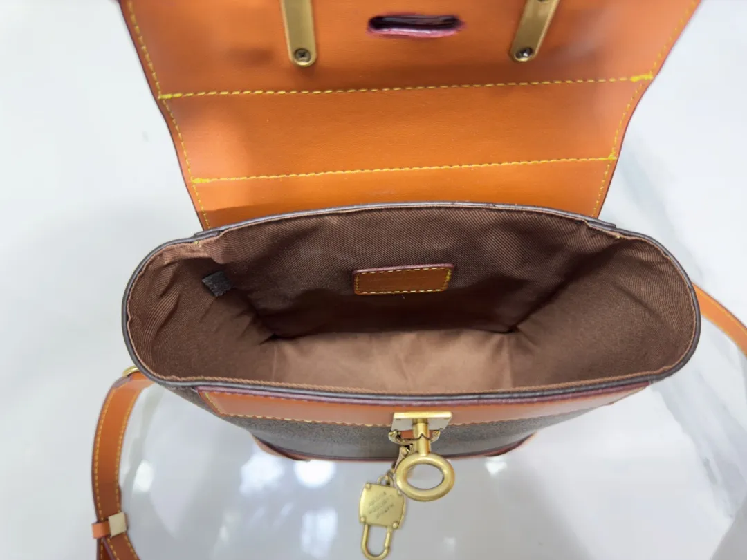 P260💰Upgraded from the original M11630 M11607 M11533 This Steamer 15 handbag makes the wallet size present the trendy configuration of the Steamer handbag, and then continues the traditional elements with the top handle, reinforced corners and base, showing Pharrell Williams' smart ingenuity. A non-functional padlock expresses the Louis Vuitton Marque Déposée logo, replacing the series' usual chain and pin closures. Dimensions: 16.5 x 20 x 8.5 cm (length x height x width)