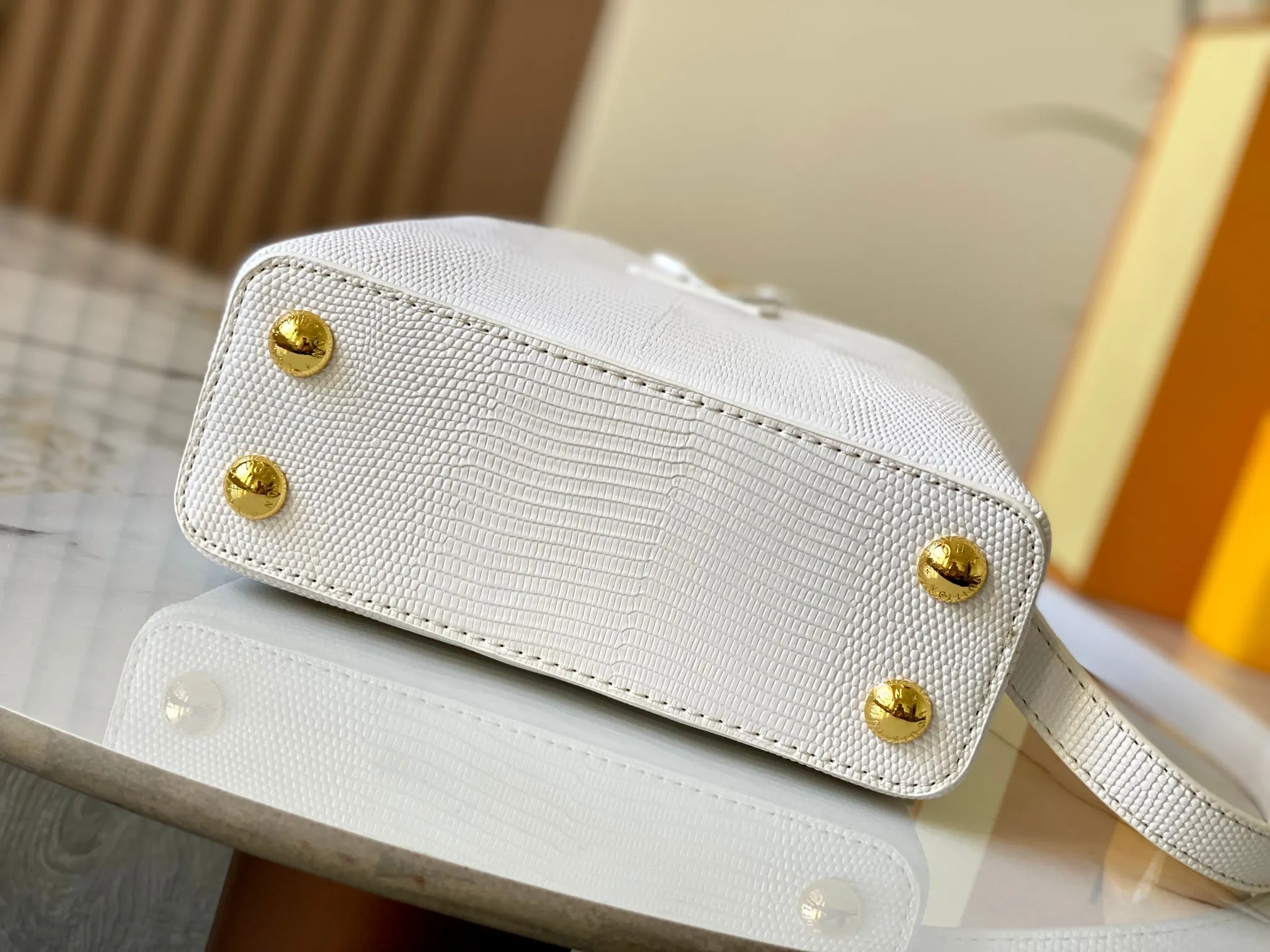 Top original P420 Guangzhou product M99527 white lizard gold buckle This Capucines mini handbag is wrapped in gorgeous lizard leather and lined with fine sheepskin, embellished with dazzling metal parts. The flip cover reads LV letters inside, and a Monogram flower blooms when turned out. Its compact size makes it a dazzling choice for evening occasions. Detailed features 21 x 14 x 8 cm (length x height x width)