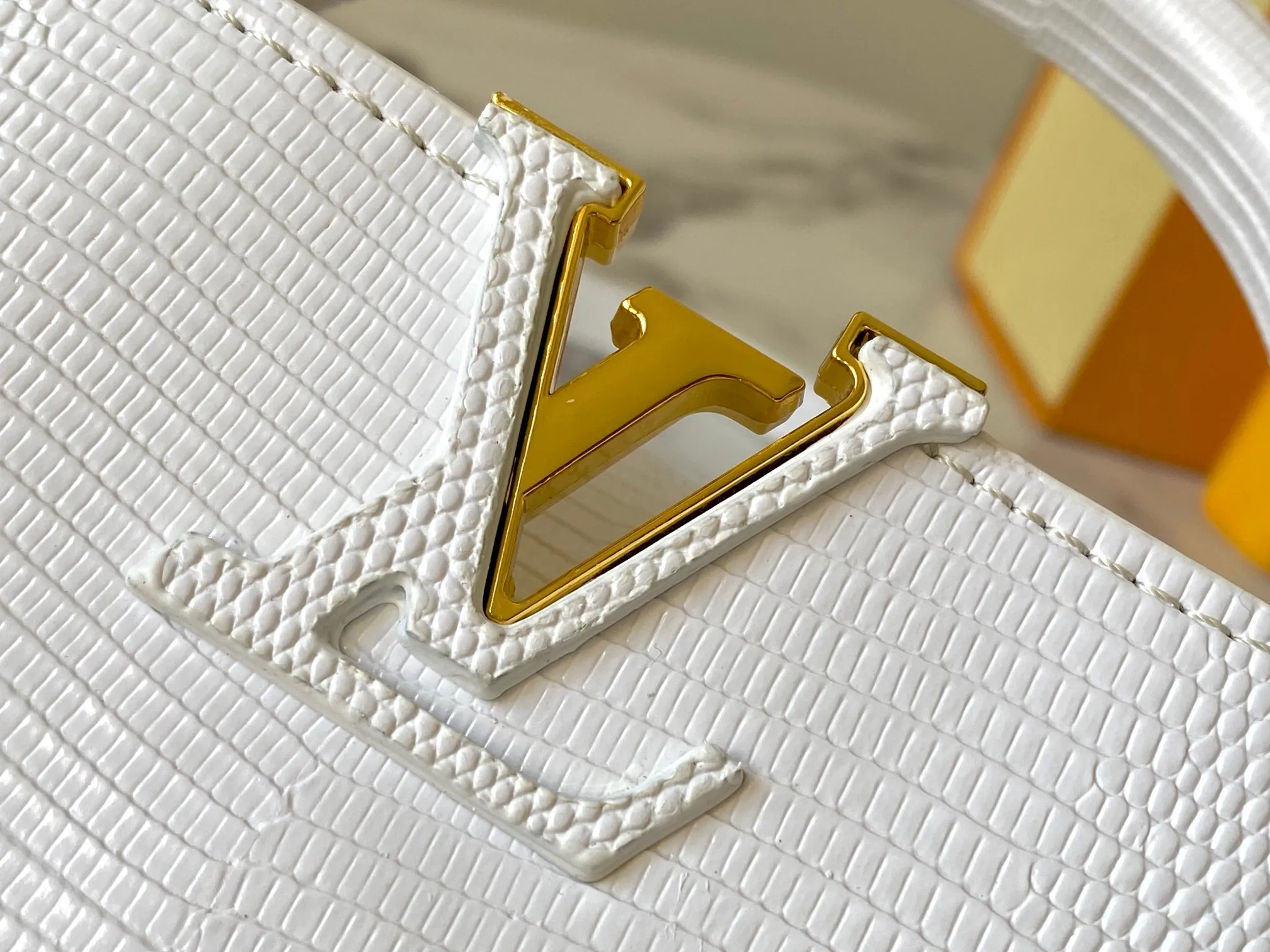 Top original P420 Guangzhou product M99527 white lizard gold buckle This Capucines mini handbag is wrapped in gorgeous lizard leather and lined with fine sheepskin, embellished with dazzling metal parts. The flip cover reads LV letters inside, and a Monogram flower blooms when turned out. Its compact size makes it a dazzling choice for evening occasions. Detailed features 21 x 14 x 8 cm (length x height x width)