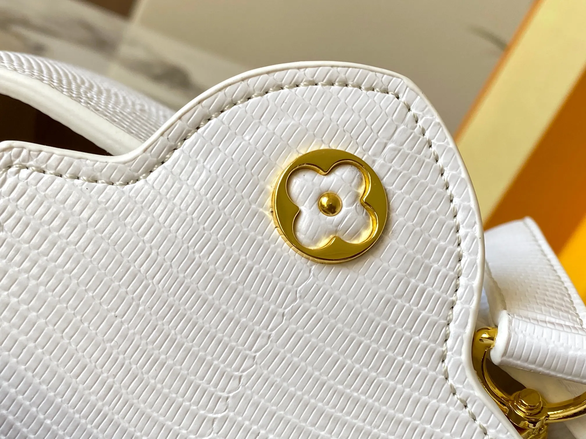 Top original P420 Guangzhou product M99527 white lizard gold buckle This Capucines mini handbag is wrapped in gorgeous lizard leather and lined with fine sheepskin, embellished with dazzling metal parts. The flip cover reads LV letters inside, and a Monogram flower blooms when turned out. Its compact size makes it a dazzling choice for evening occasions. Detailed features 21 x 14 x 8 cm (length x height x width)