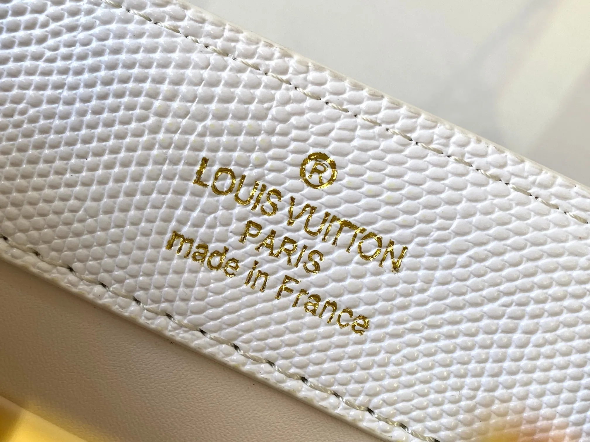 Top original P420 Guangzhou product M99527 white lizard gold buckle This Capucines mini handbag is wrapped in gorgeous lizard leather and lined with fine sheepskin, embellished with dazzling metal parts. The flip cover reads LV letters inside, and a Monogram flower blooms when turned out. Its compact size makes it a dazzling choice for evening occasions. Detailed features 21 x 14 x 8 cm (length x height x width)