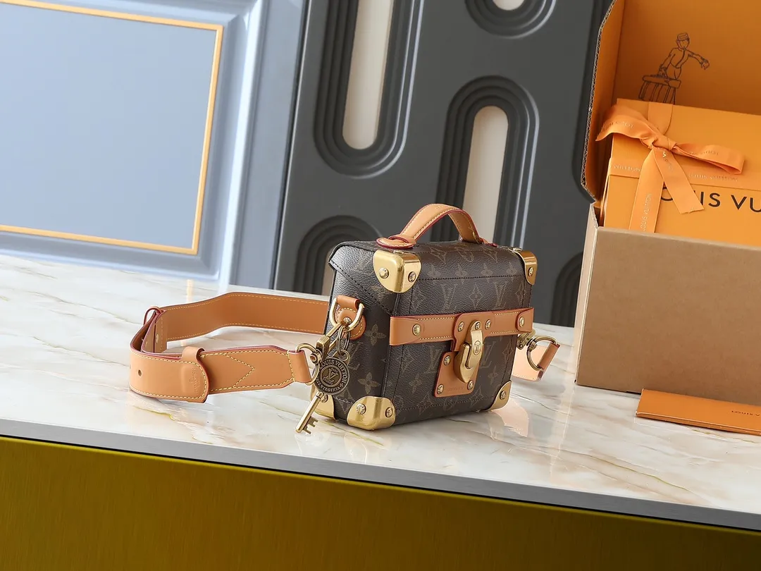 💰320💰Upgraded original M13871 embossed black M11743 black flower M11516 black M11535 presbyopia M12686 This Soul Trunk handbag is crafted by Pharrell Williams and is made of flexible LV Colorado cow leather with a grained texture. The Tumbler's magnetic clasp, rivets and top handles harken back to classic hard case elements, while a removable and adjustable shoulder strap completes the sophisticated details. Size: 19x15x7cm
