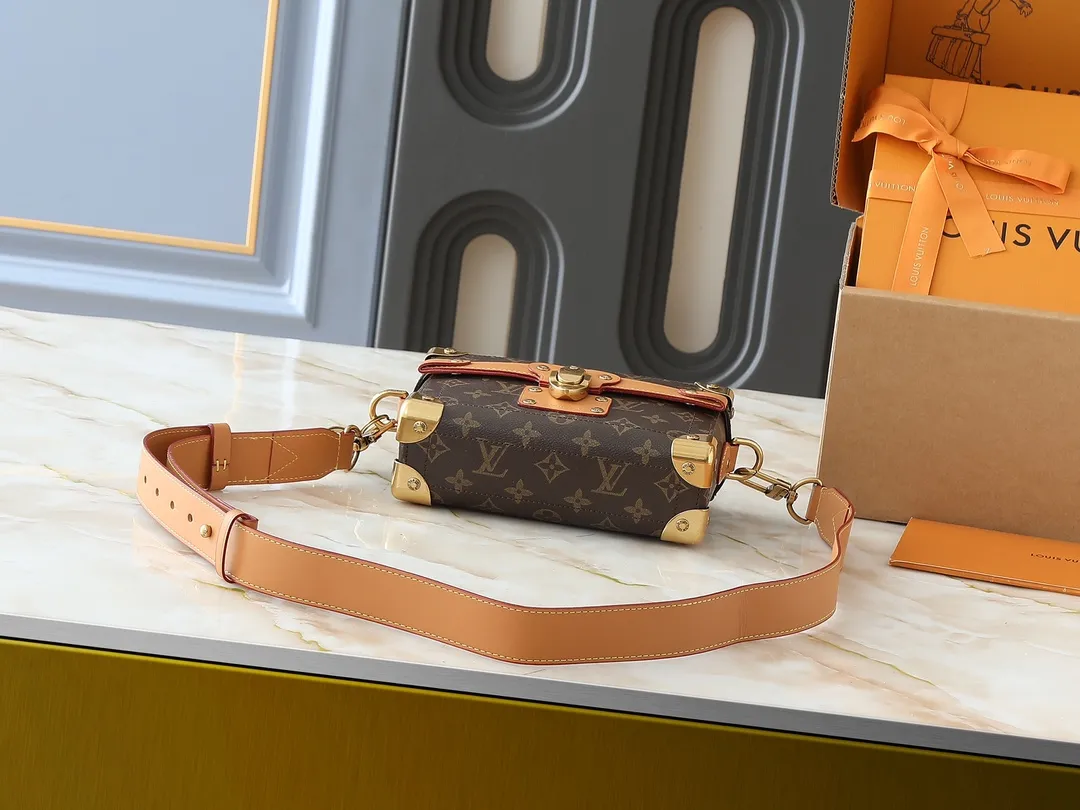 💰320💰Upgraded original M13871 embossed black M11743 black flower M11516 black M11535 presbyopia M12686 This Soul Trunk handbag is crafted by Pharrell Williams and is made of flexible LV Colorado cow leather with a grained texture. The Tumbler's magnetic clasp, rivets and top handles harken back to classic hard case elements, while a removable and adjustable shoulder strap completes the sophisticated details. Size: 19x15x7cm