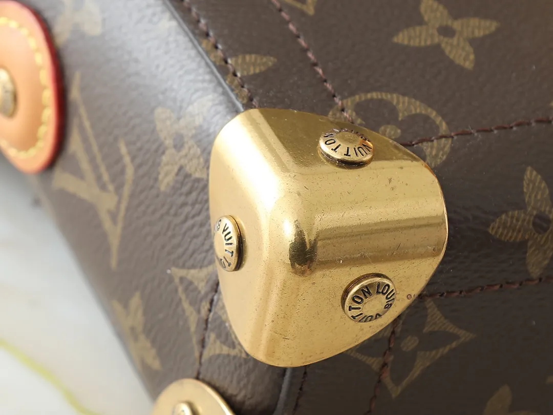 💰320💰Upgraded original M13871 embossed black M11743 black flower M11516 black M11535 presbyopia M12686 This Soul Trunk handbag is crafted by Pharrell Williams and is made of flexible LV Colorado cow leather with a grained texture. The Tumbler's magnetic clasp, rivets and top handles harken back to classic hard case elements, while a removable and adjustable shoulder strap completes the sophisticated details. Size: 19x15x7cm