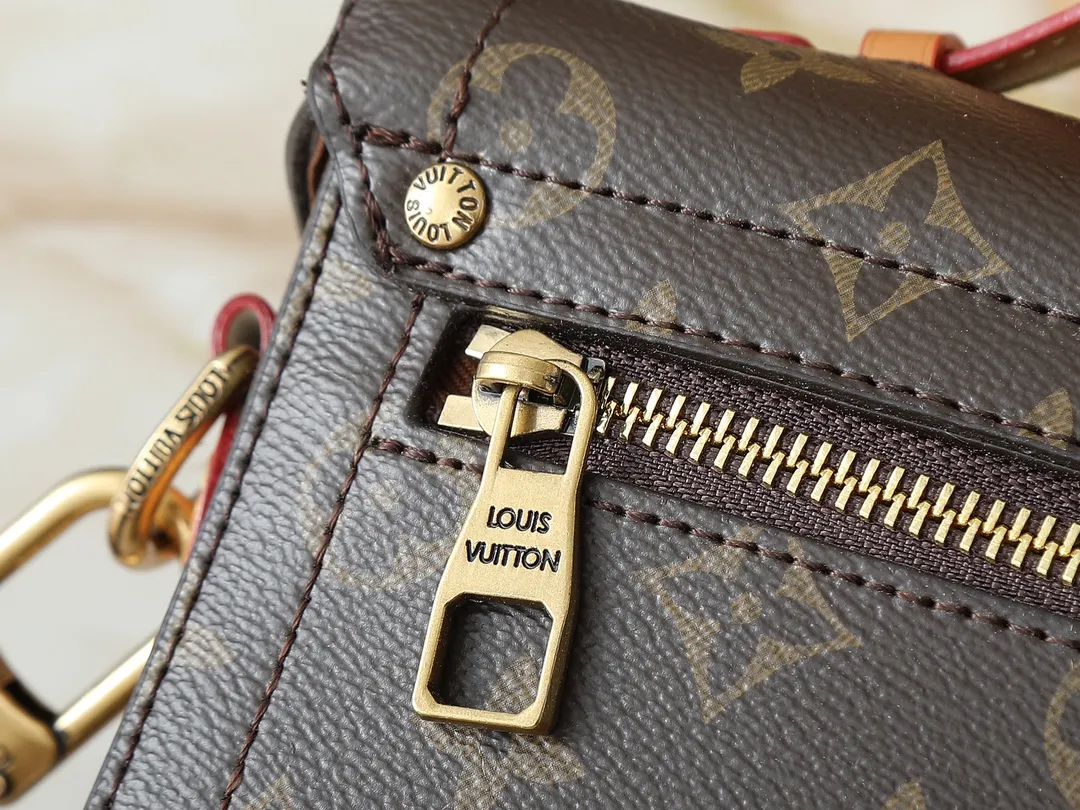 💰320💰Upgraded original M13871 embossed black M11743 black flower M11516 black M11535 presbyopia M12686 This Soul Trunk handbag is crafted by Pharrell Williams and is made of flexible LV Colorado cow leather with a grained texture. The Tumbler's magnetic clasp, rivets and top handles harken back to classic hard case elements, while a removable and adjustable shoulder strap completes the sophisticated details. Size: 19x15x7cm