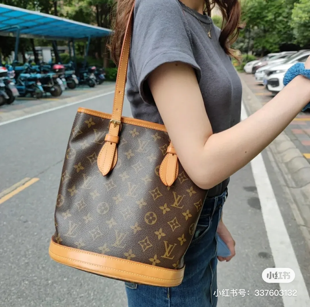 Batch 320💰Changing yellow leather🔥Original goods, high-end quality, full of praise from word-of-mouth. Mother-to-bag bag, very practical. Louis Vuitton has the same lining inside, and the original order is made. Louis Vuitton LV new women's shoulder bag barrel bag M42238. Size 23*26*16cm💪💪💪