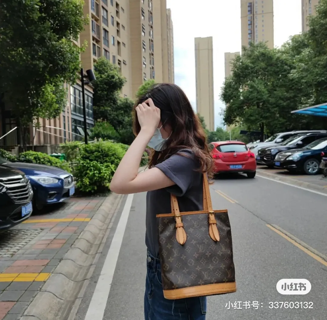 Batch 320💰Changing yellow leather🔥Original goods, high-end quality, full of praise from word-of-mouth. Mother-to-bag bag, very practical. Louis Vuitton has the same lining inside, and the original order is made. Louis Vuitton LV new women's shoulder bag barrel bag M42238. Size 23*26*16cm💪💪💪