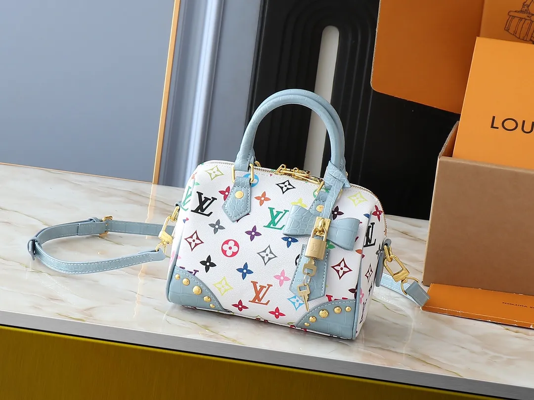💰280💰Upgraded original crocodile pattern M58953 M46234 M46222 Speedy Bandoulière 20 handbag is made of soft coated canvas, and the full-length Monogram pattern is traced in colorful rainbow tones, highlighting the smart style of the Louis Vuitton x Murakami reissue series. The Toron handle and detachable shoulder strap are constructed of cow leather, the metal corners recall classic luggage elements, and the bow-shaped key bag and padlock add brand touches. Dimensions: 20.5 x 13.5 x 12.0 cm (length x height x width)