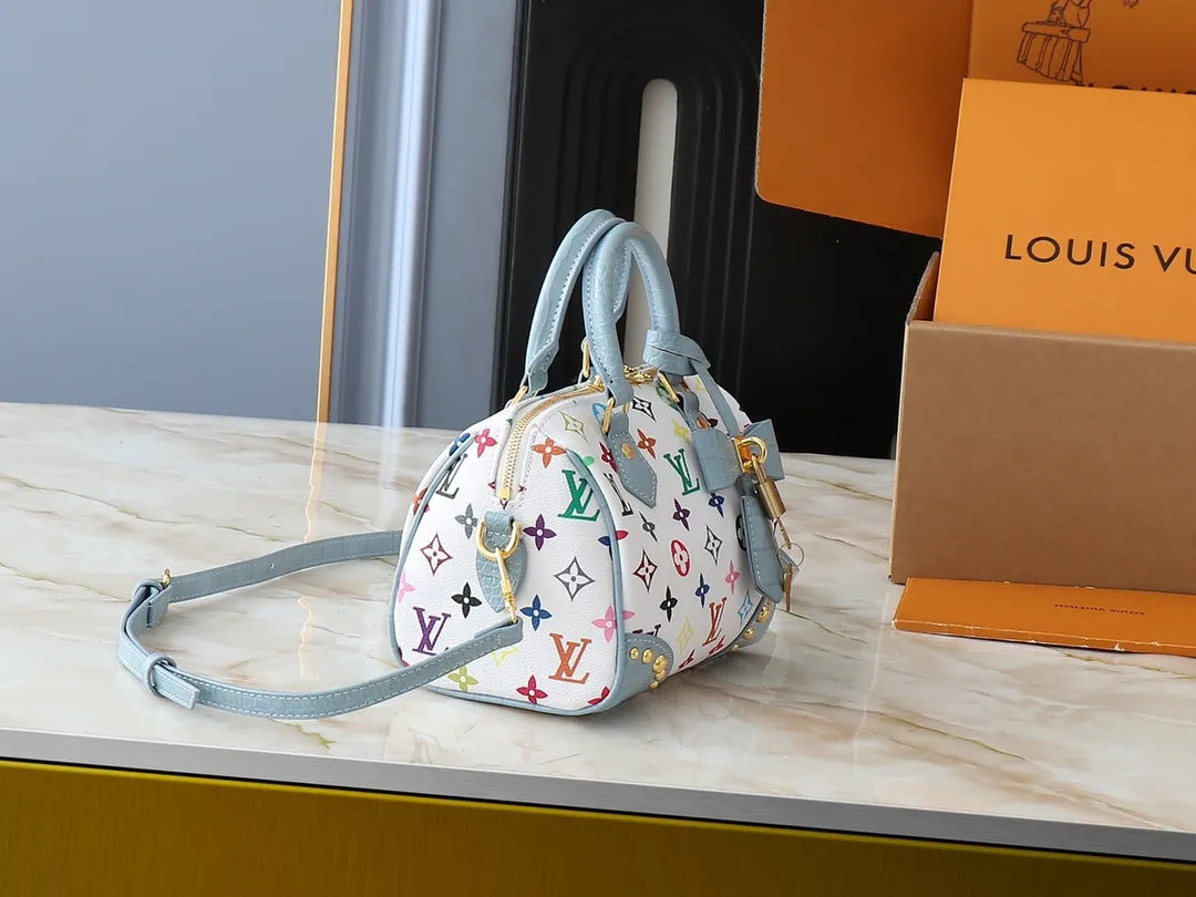 💰280💰Upgraded original crocodile pattern M58953 M46234 M46222 Speedy Bandoulière 20 handbag is made of soft coated canvas, and the full-length Monogram pattern is traced in colorful rainbow tones, highlighting the smart style of the Louis Vuitton x Murakami reissue series. The Toron handle and detachable shoulder strap are constructed of cow leather, the metal corners recall classic luggage elements, and the bow-shaped key bag and padlock add brand touches. Dimensions: 20.5 x 13.5 x 12.0 cm (length x height x width)