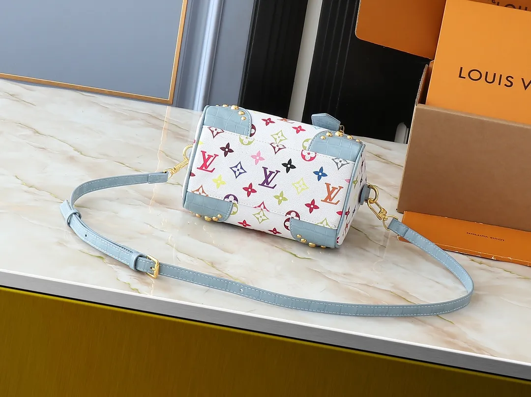 💰280💰Upgraded original crocodile pattern M58953 M46234 M46222 Speedy Bandoulière 20 handbag is made of soft coated canvas, and the full-length Monogram pattern is traced in colorful rainbow tones, highlighting the smart style of the Louis Vuitton x Murakami reissue series. The Toron handle and detachable shoulder strap are constructed of cow leather, the metal corners recall classic luggage elements, and the bow-shaped key bag and padlock add brand touches. Dimensions: 20.5 x 13.5 x 12.0 cm (length x height x width)