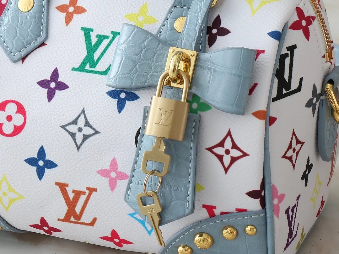 💰280💰Upgraded original crocodile pattern M58953 M46234 M46222 Speedy Bandoulière 20 handbag is made of soft coated canvas, and the full-length Monogram pattern is traced in colorful rainbow tones, highlighting the smart style of the Louis Vuitton x Murakami reissue series. The Toron handle and detachable shoulder strap are constructed of cow leather, the metal corners recall classic luggage elements, and the bow-shaped key bag and padlock add brand touches. Dimensions: 20.5 x 13.5 x 12.0 cm (length x height x width)