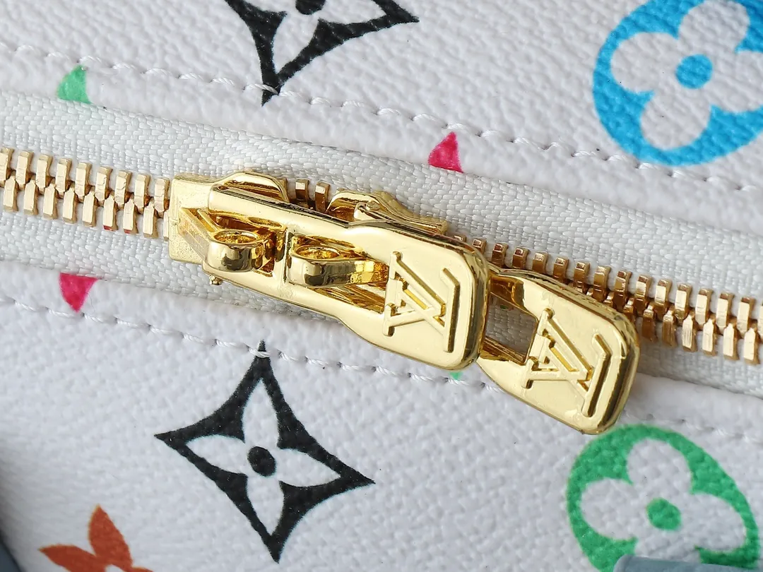 💰280💰Upgraded original crocodile pattern M58953 M46234 M46222 Speedy Bandoulière 20 handbag is made of soft coated canvas, and the full-length Monogram pattern is traced in colorful rainbow tones, highlighting the smart style of the Louis Vuitton x Murakami reissue series. The Toron handle and detachable shoulder strap are constructed of cow leather, the metal corners recall classic luggage elements, and the bow-shaped key bag and padlock add brand touches. Dimensions: 20.5 x 13.5 x 12.0 cm (length x height x width)